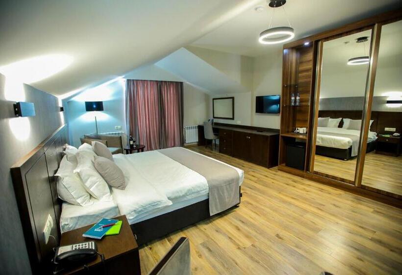 اتاق خانوادگی با چشم‌انداز کوه, Crystal Hotel & Spa