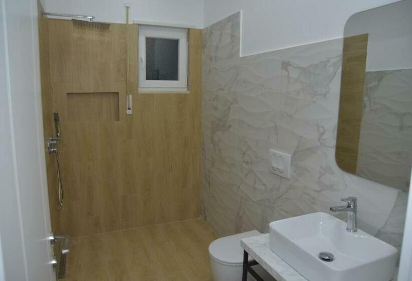 Quarto Quádruplo Estandar, Airen Hotel Velipoje