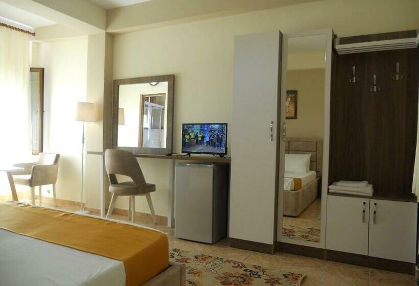 Superior Room, Onorato
