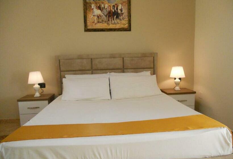 Superior Room, Onorato