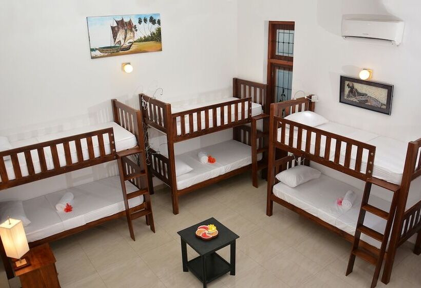سرير فى غرفة مشتركه, Colombo Mount Beach