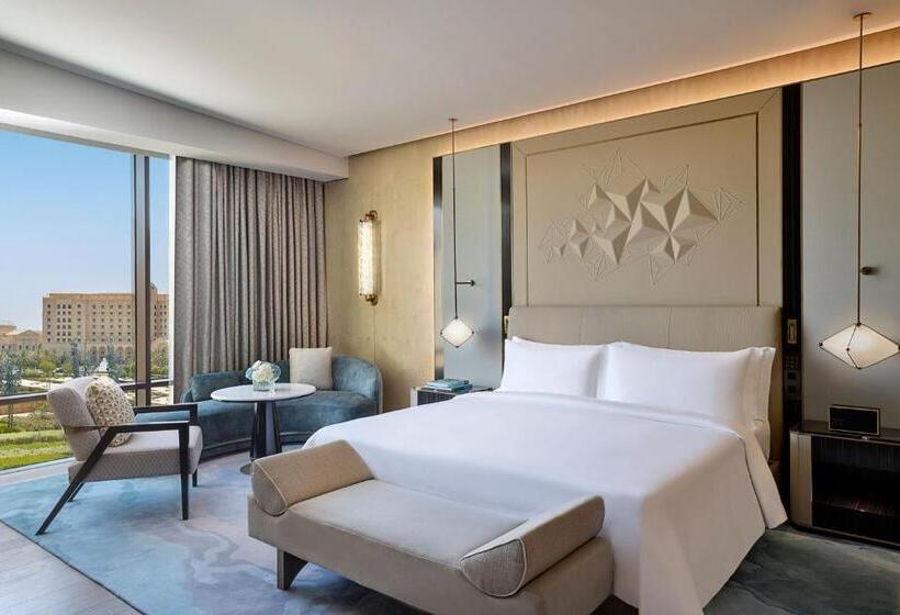 اتاق دلوکس با تخت کینگ و چشم‌انداز شهر, The St. Regis Riyadh