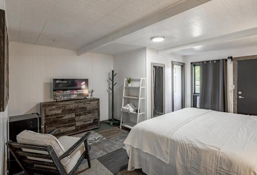 Студия Deluxe, Copperhead Lodge