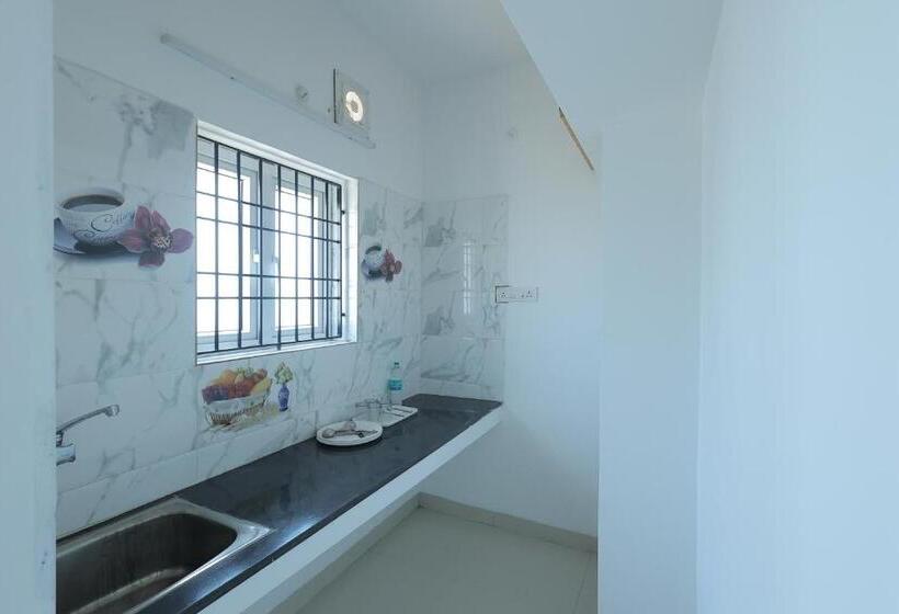 标准工作室带阳台, Royal Beach Service Apartment