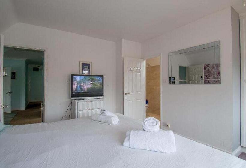 اتاق لوکس با تخت بزرگ, Elegant And Spacious Private Room With Ensuite