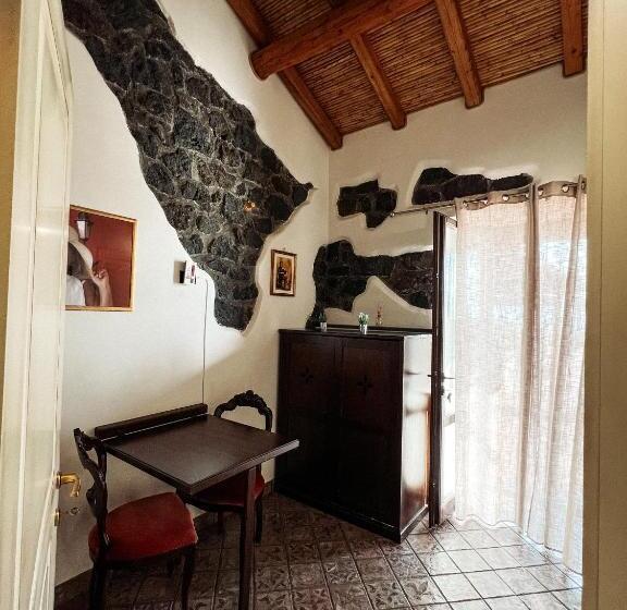 اتاق استاندارد با چشم‌انداز استخر, Terre Villa Katia