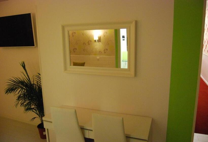 اتاق لوکس با تراس, Hostal Petite Maman