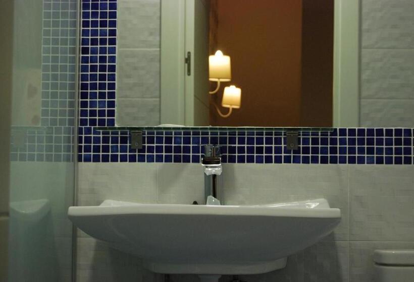 اتاق سوپریور سه تخته, Hostal Petite Maman