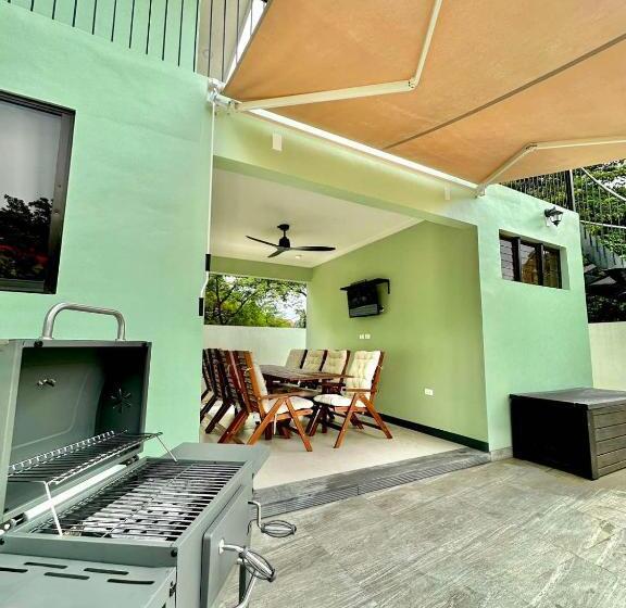 اتاق خانوادگی, Adora S Place   Family Room