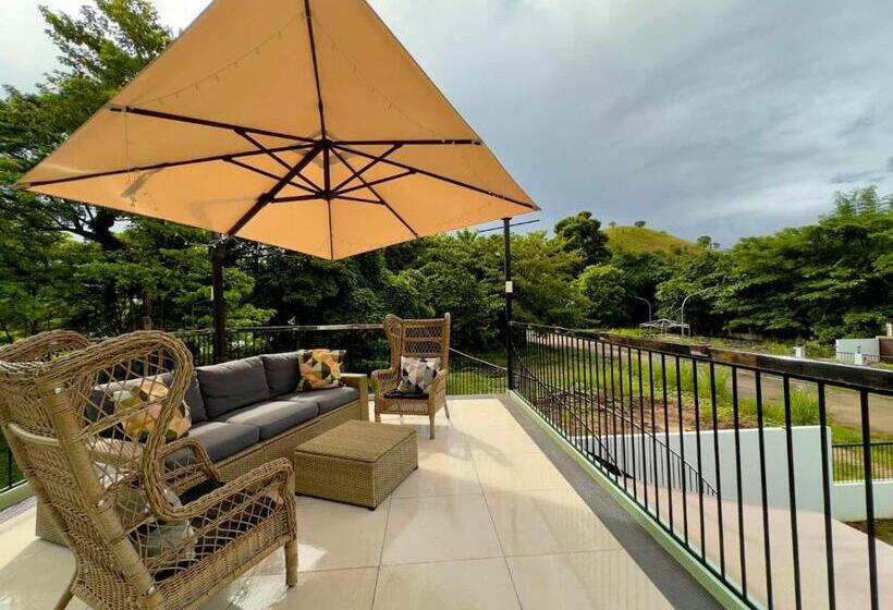 اتاق خانوادگی, Adora S Place   Family Room