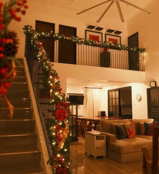 اتاق خانوادگی, Adora S Place   Family Room