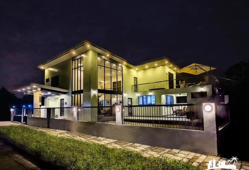 اتاق خانوادگی, Adora S Place   Family Room