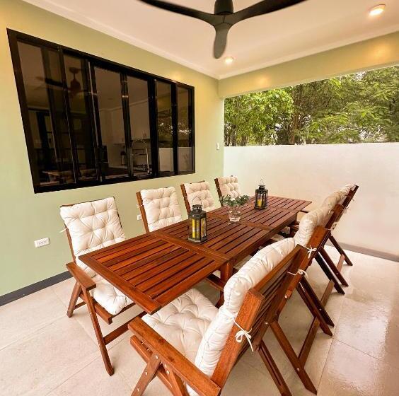 اتاق خانوادگی, Adora S Place   Family Room