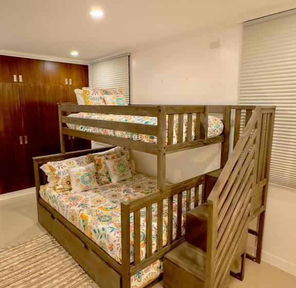 اتاق خانوادگی, Adora S Place   Family Room