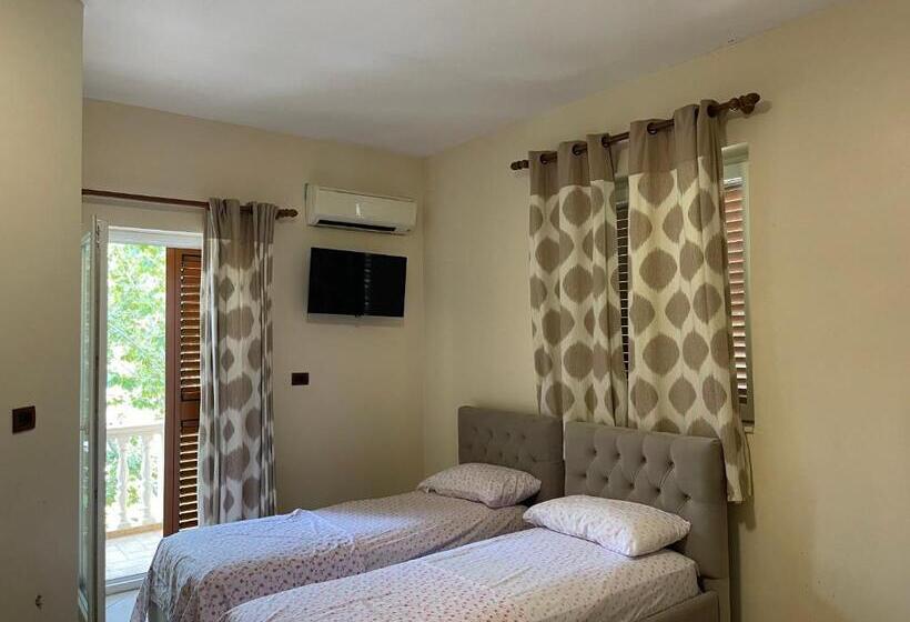Economy Quadruple Room, Freedom