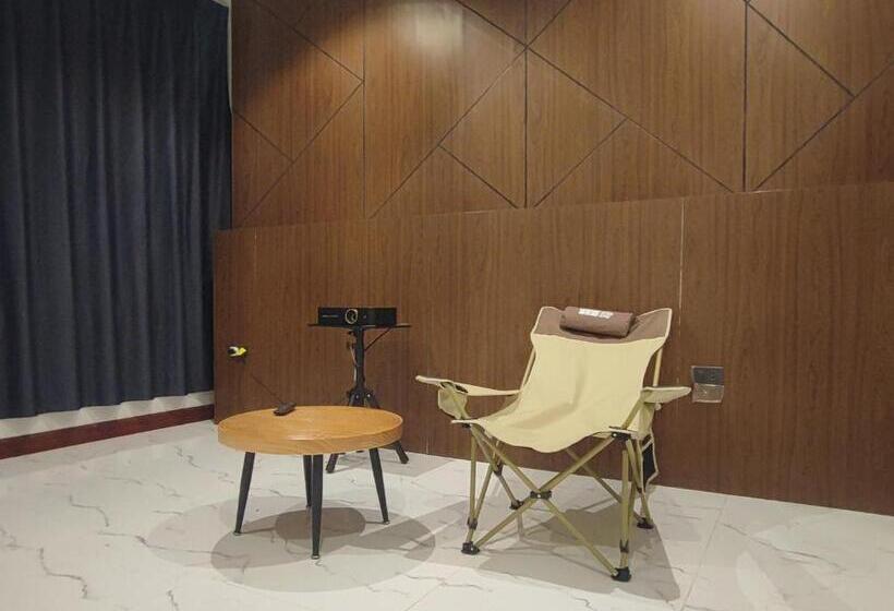 Suite, Jenny Airport Lounge