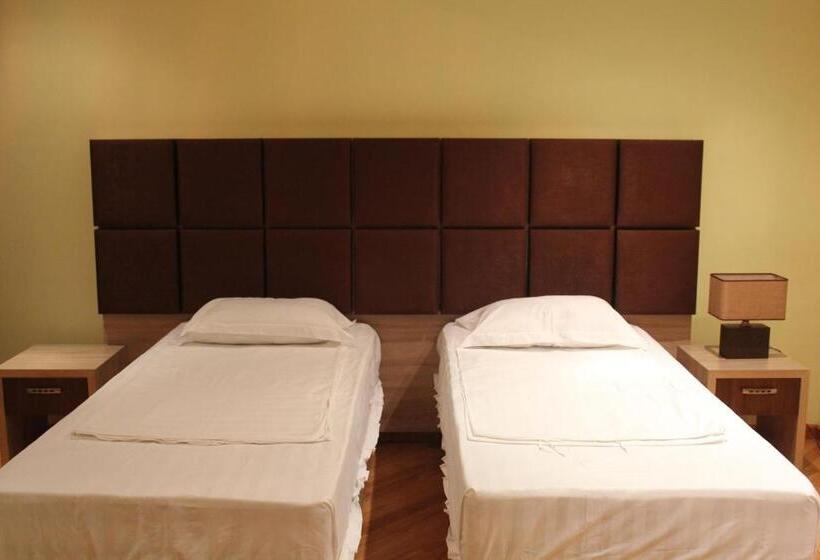 اتاق لوکس با بالکن, Grand Hotel Kapan, Armenia