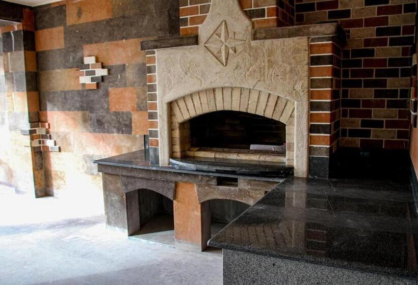 اتاق پریمیوم چهارنفره, Grand Hotel Kapan, Armenia
