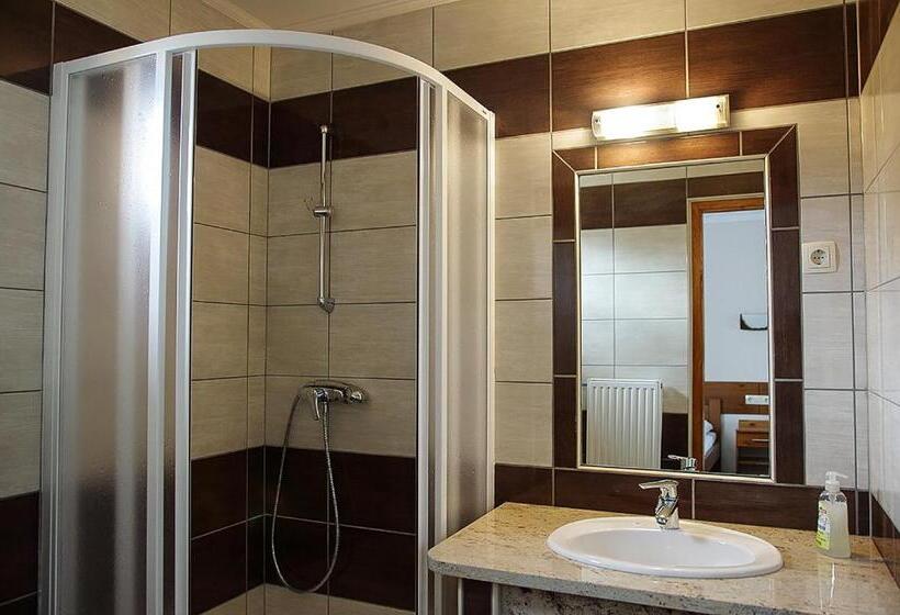 اتاق استاندارد چهار تخته, Kispipa Panzió