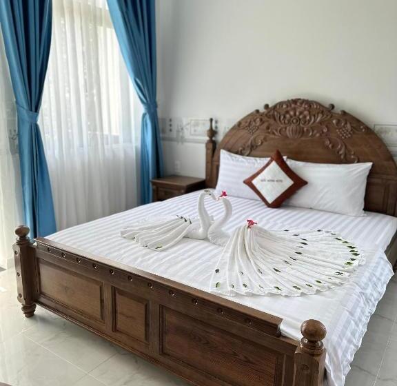 اتاق لوکس, Quốc Hương