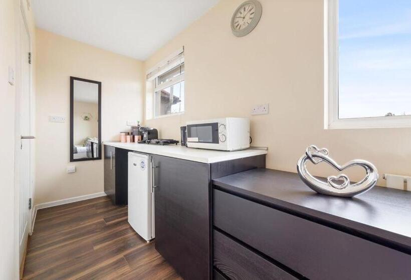 Номер Стандарт, Isleworth Stays Tw7