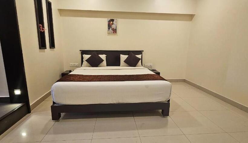 带大床的高级房间, Clover   A Rivido Hotel Jigani