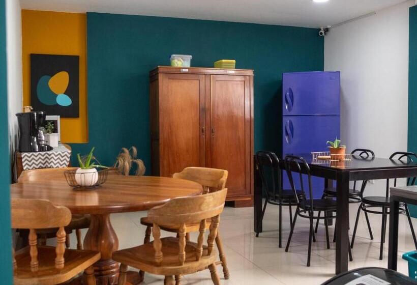 浴室共有スタンダード４人用ルーム, Lolas Hostal, Habitacion Exclusiva Para Mujeres, 2 Camarotes, Precio Por Cama