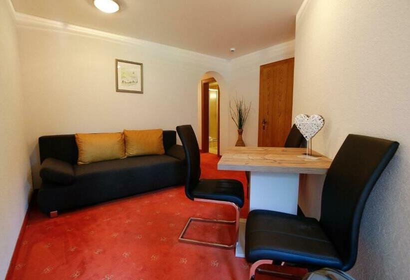 استودیوی استاندارد, Tia Apart