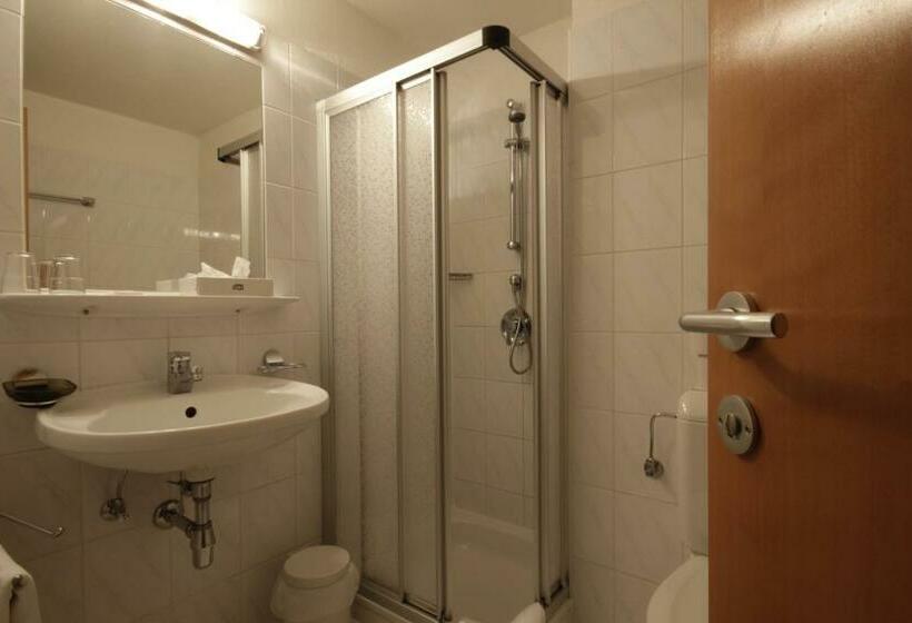 استودیوی استاندارد, Tia Apart