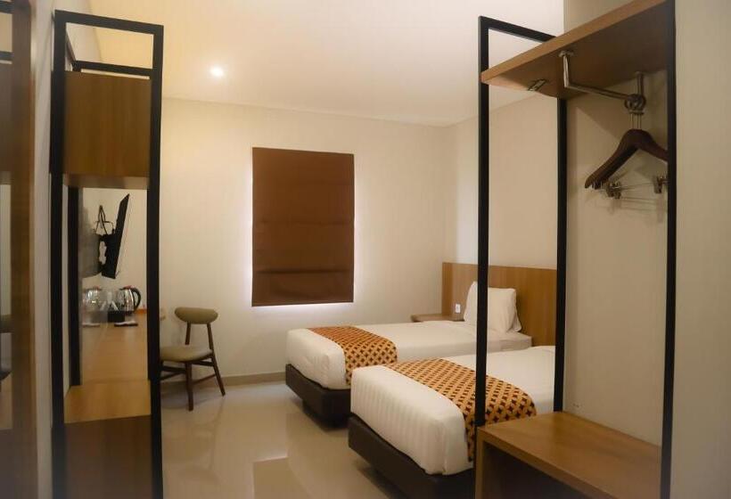 Номер Deluxe, Front One Hotel Gombong
