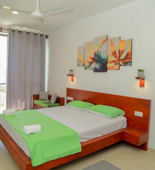 스탠다드 트리플 룸, Travellers Hotel Hikkaduwa