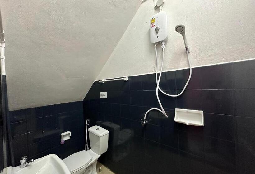 اتاق استاندارد یک تخته با سرویس بهداشتی مشترک, Madam Guesthouse