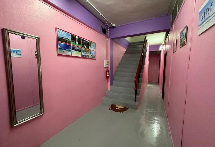 اتاق استاندارد سه تخته با سرویس بهداشتی مشترک, Madam Guesthouse