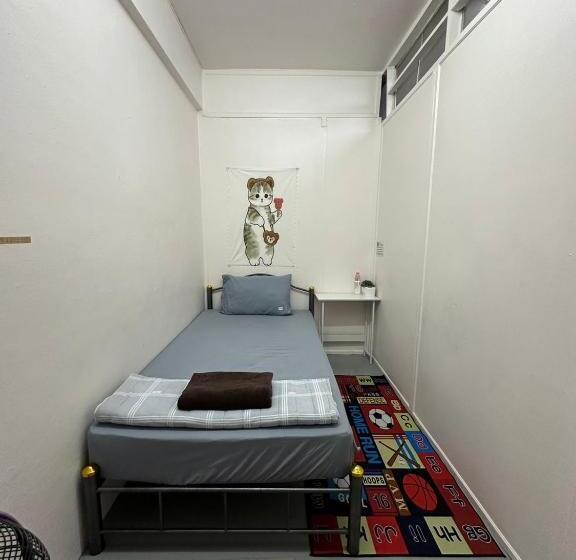 اتاق استاندارد یک تخته با سرویس بهداشتی مشترک, Madam Guesthouse