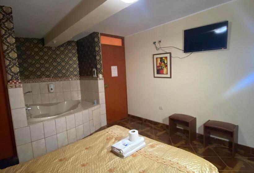 اتاق استاندارد با وان آب گرم, Arc & Suites