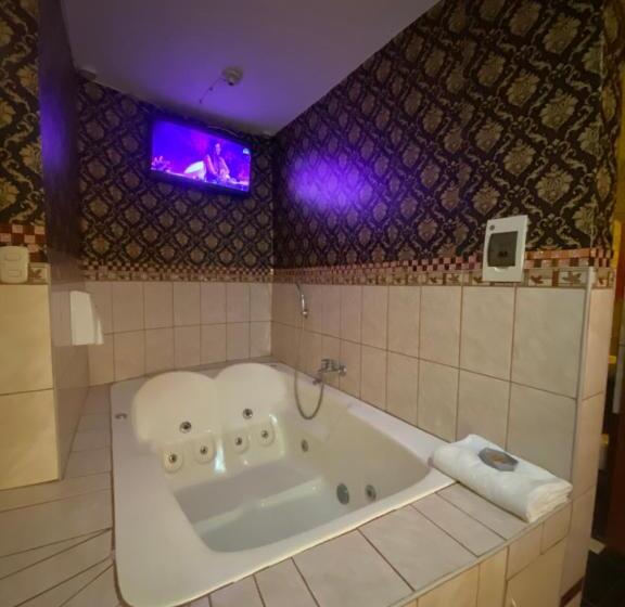 اتاق استاندارد با وان آب گرم, Arc & Suites