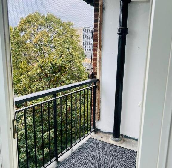 Номер Deluxe с Балконом, Elegant Downtown Escape