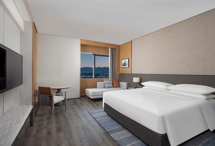 Club Room King Bed, Sheraton Pujiang