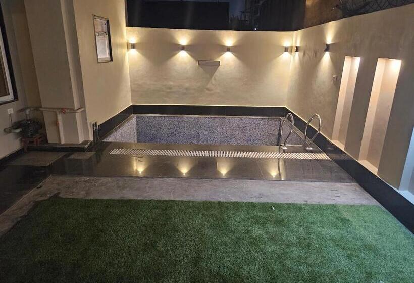 Люкс с Балконом, The Lodgers Boutique Hotel Near India Expo Centre & Mart Greater Noida