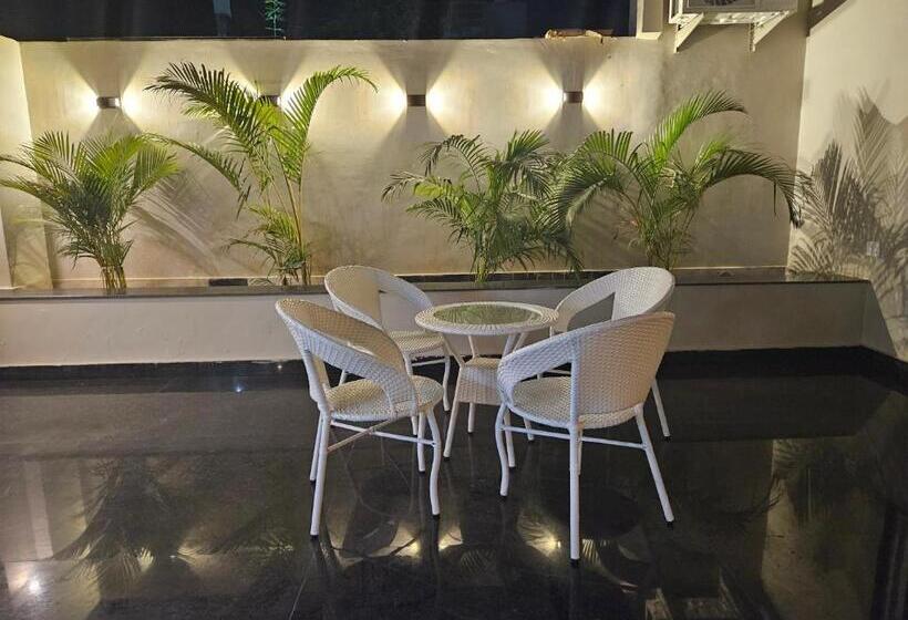 バルコニー付きデラックスルーム, The Lodgers Boutique Hotel Near India Expo Centre & Mart Greater Noida