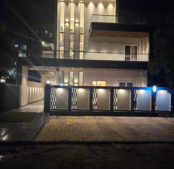 バルコニー付きデラックスルーム, The Lodgers Boutique Hotel Near India Expo Centre & Mart Greater Noida