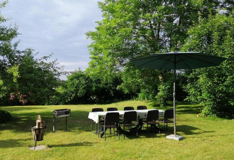 Номер Стандарт Вид на Сад, Das Abendrote Haus