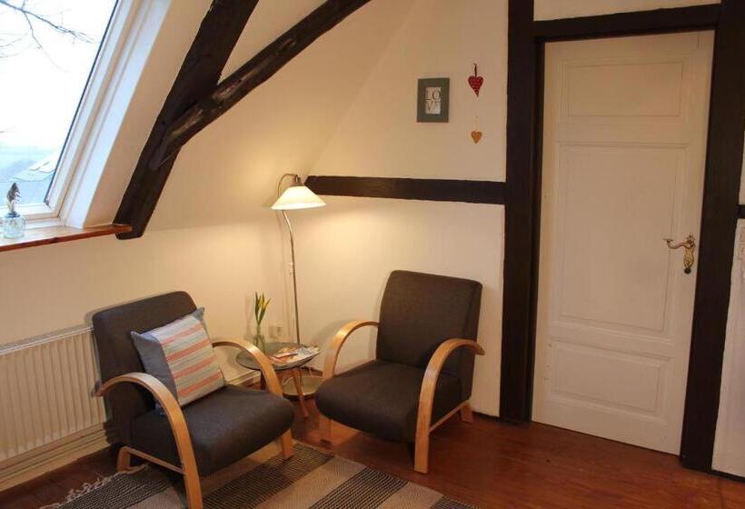Номер Стандарт, Das Abendrote Haus