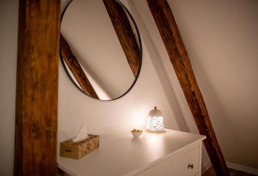 اتاق لوکس با تخت بزرگ, Townhouse Boutique
