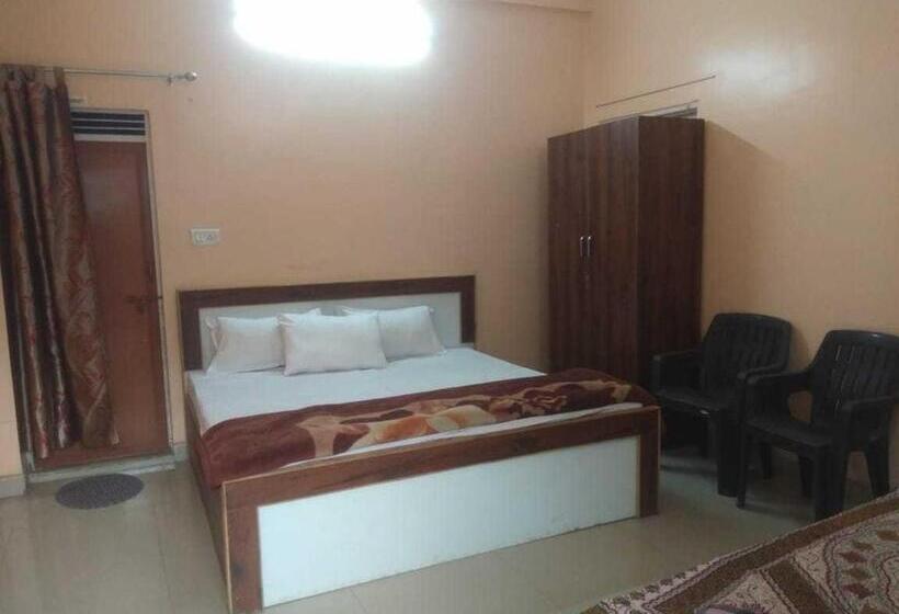 اتاق کلاسیک سه تخته, Oyo Hotel Raj Palace