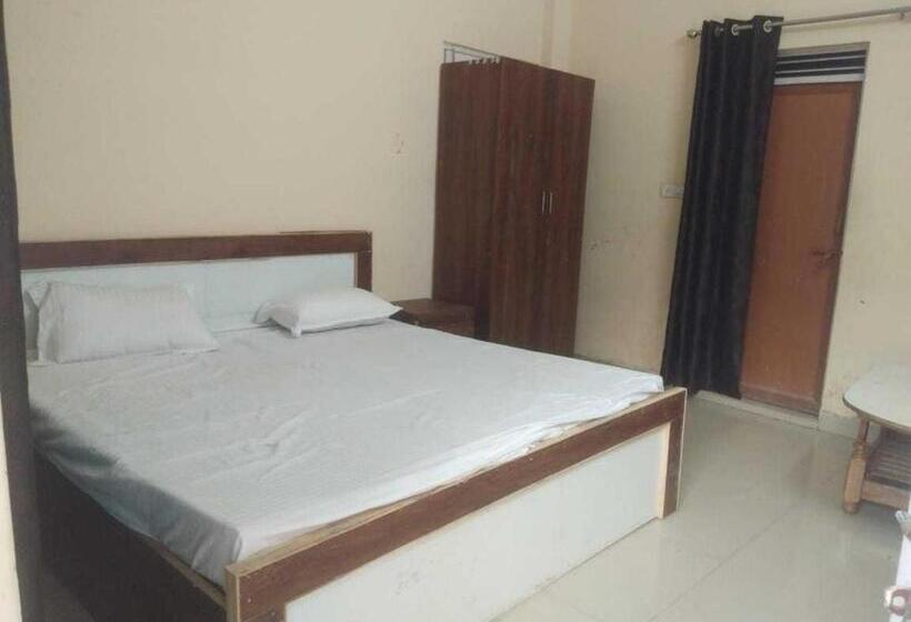 اتاق کلاسیک سه تخته, Oyo Hotel Raj Palace