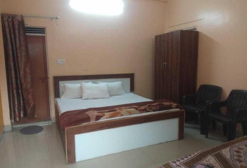 اتاق کلاسیک سه تخته, Oyo Hotel Raj Palace