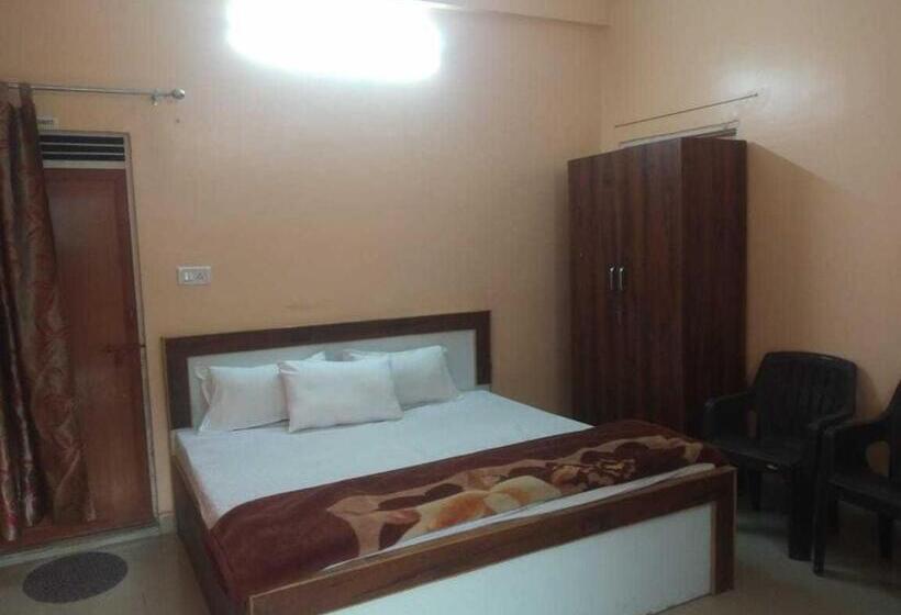 اتاق کلاسیک سه تخته, Oyo Hotel Raj Palace