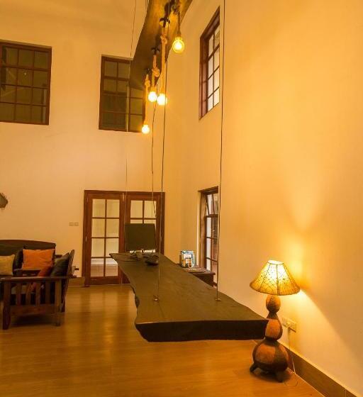 اتاق ساده سه‌ نفره, Amani Safari Lodge And Restaurant