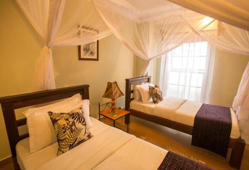 اتاق ساده سه‌ نفره, Amani Safari Lodge And Restaurant